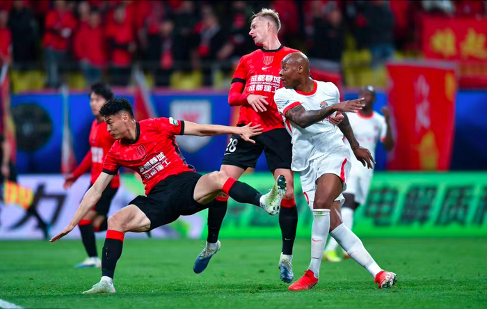 成都蓉城主场1-0力克青岛海牛 牟鹏飞多次扑救难
